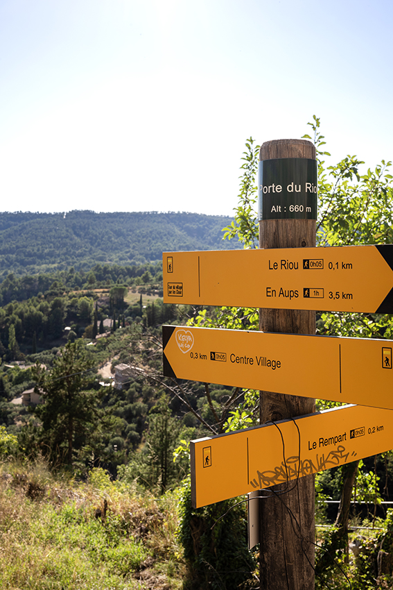 wegwijzers naar de ster van Moustiers-Sainte-Marie