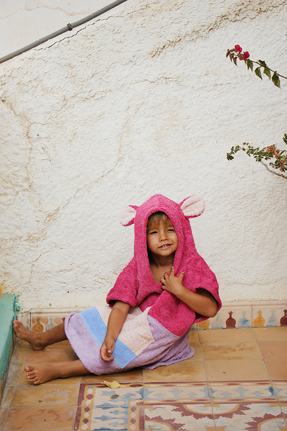 kinderponcho in Taghazout , Marokko