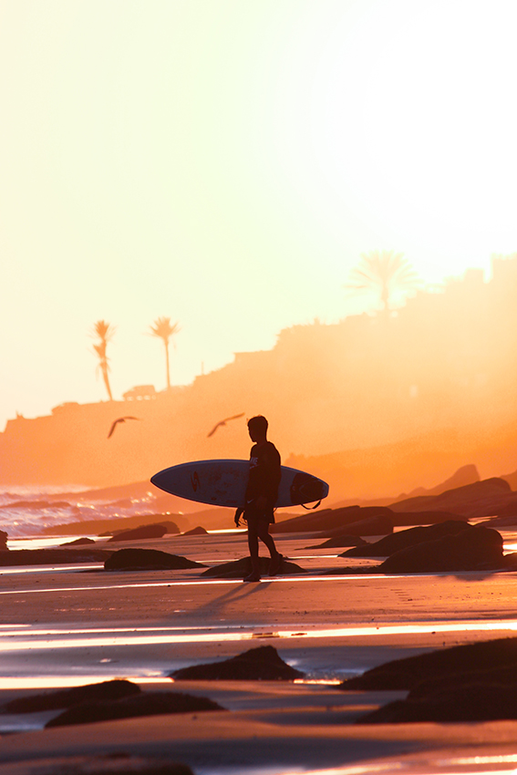 surfer bij ondergaande zon in Taghazout