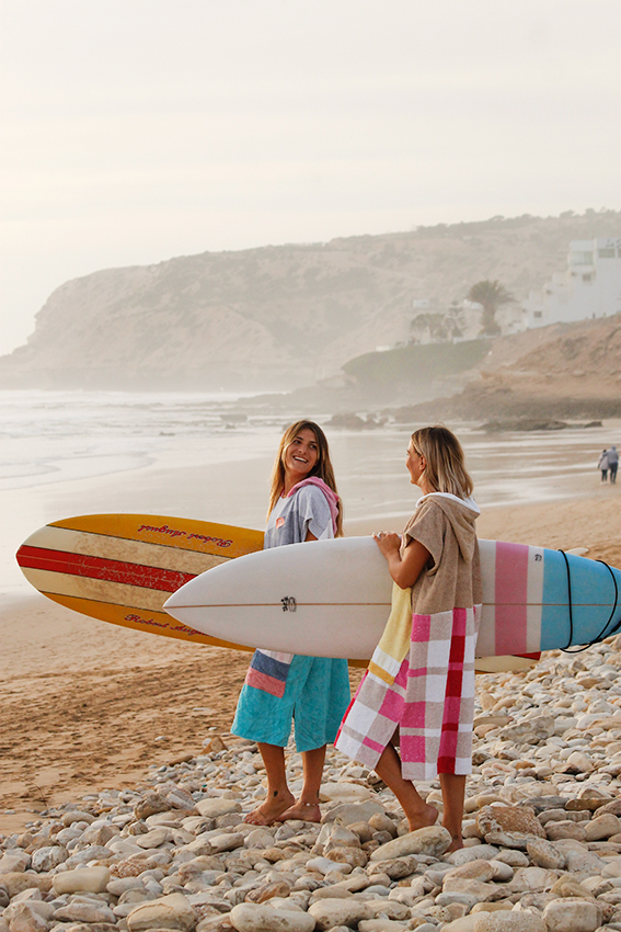 2 surfsers in Marokko met een poncho van Maxime
