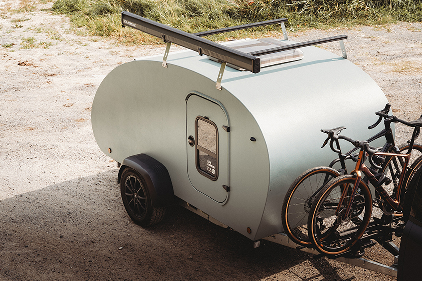 fietsen opgelade op de minicaravan en klaar voor vertrek