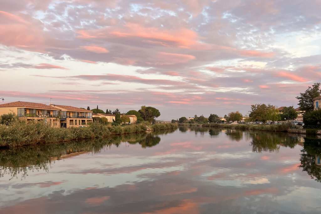 zicht op aigues mortes met ondergaande zon